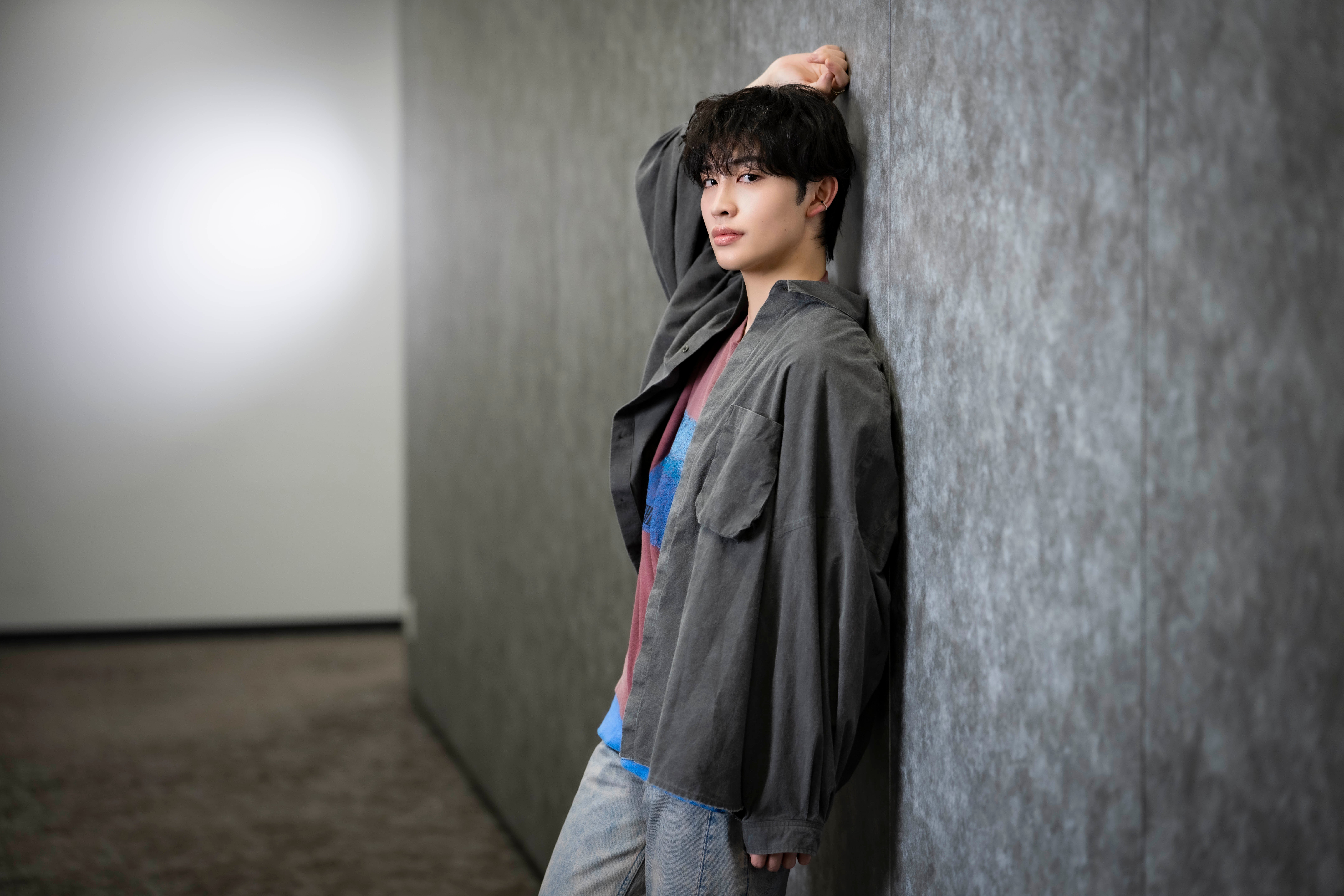  ジャケット姿の増子敦貴さんの横顔