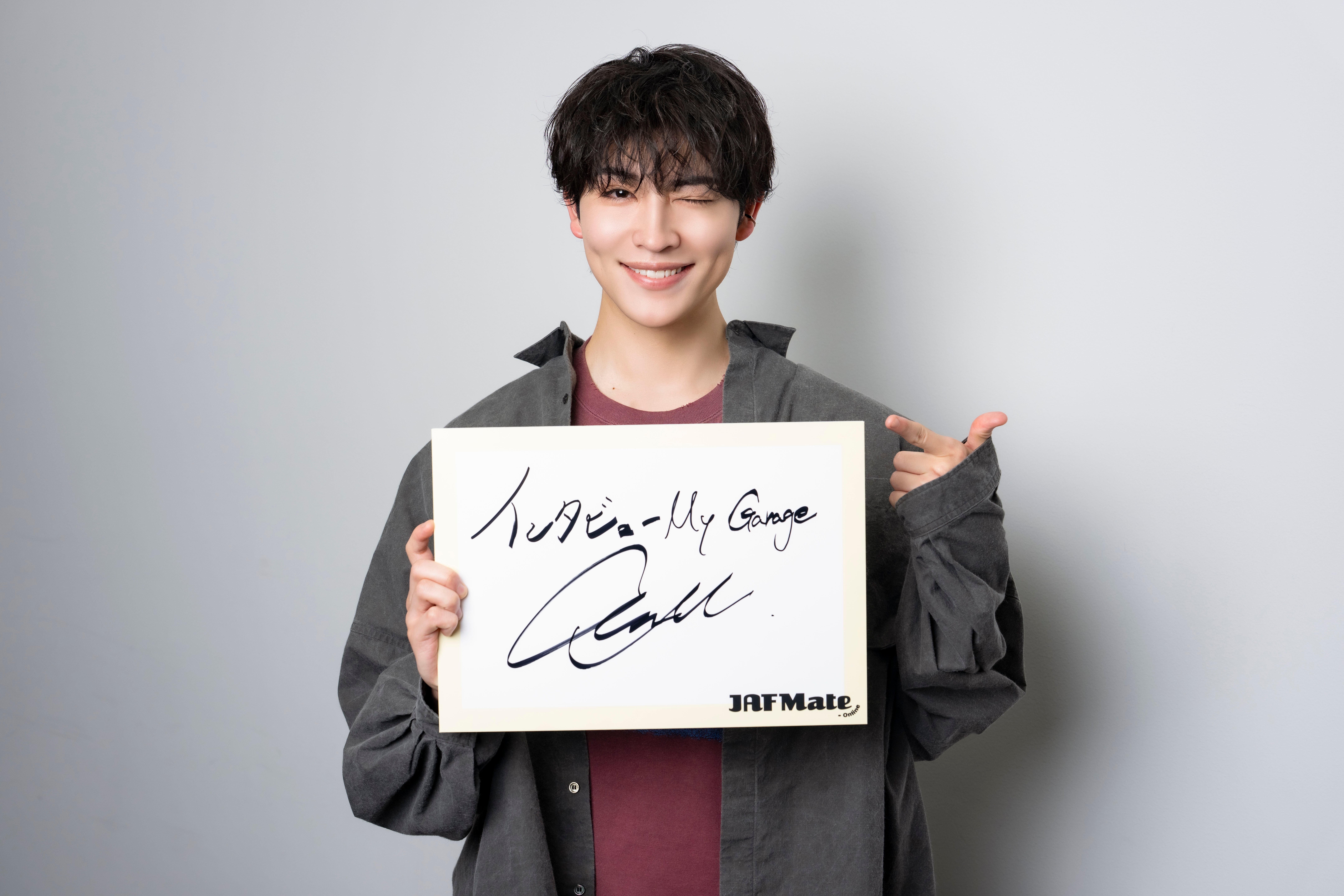 サインを持つ増子敦貴さん