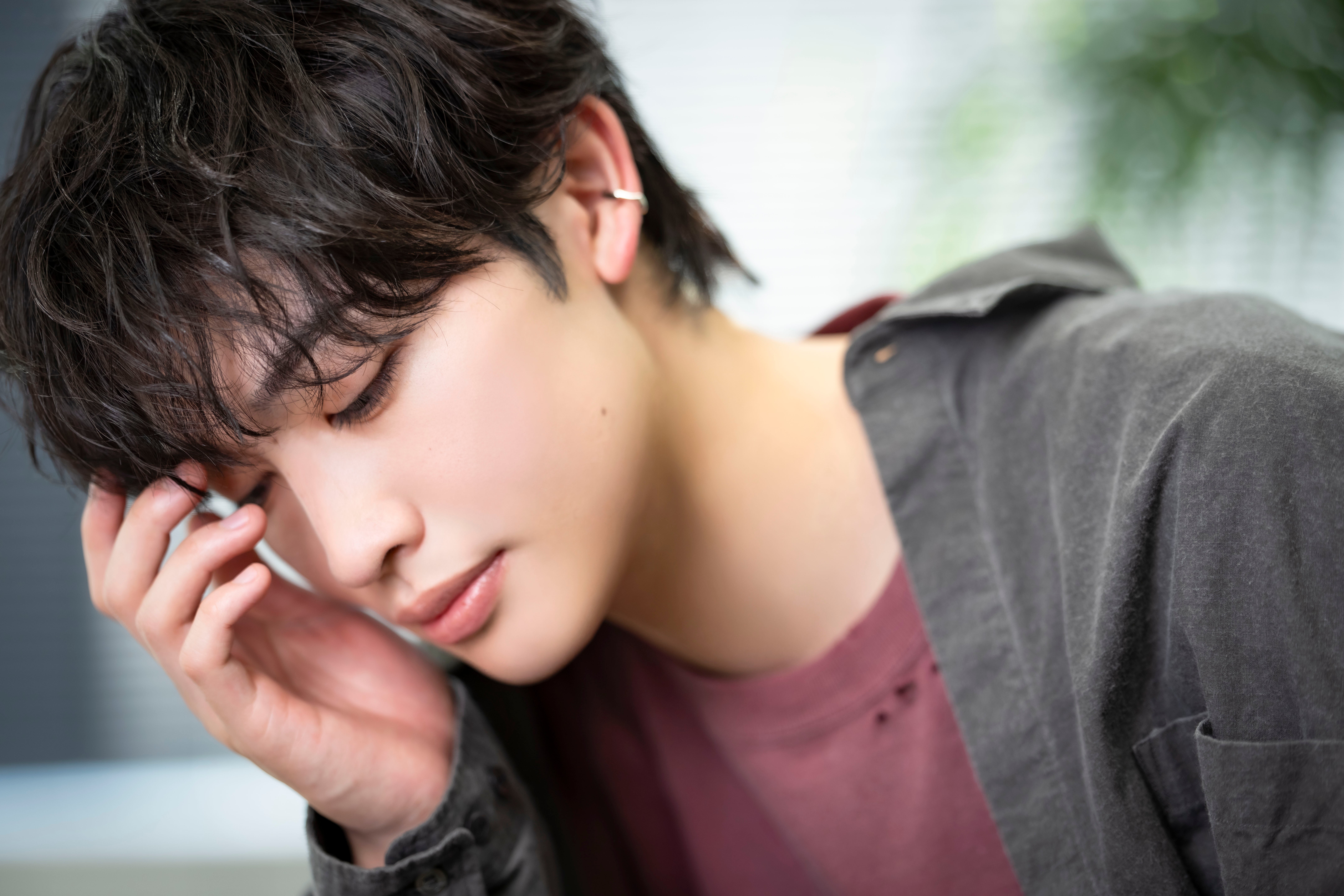 落ち着いた表情でこちらを見る増子敦貴さんの横顔