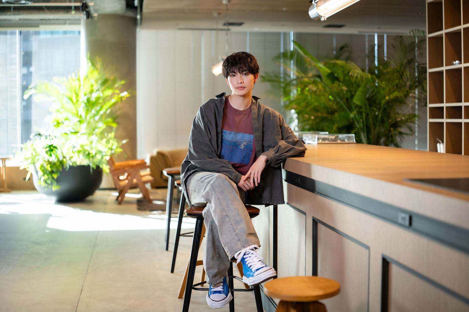 椅子に座り、カメラに向かって微笑む増子敦貴さん