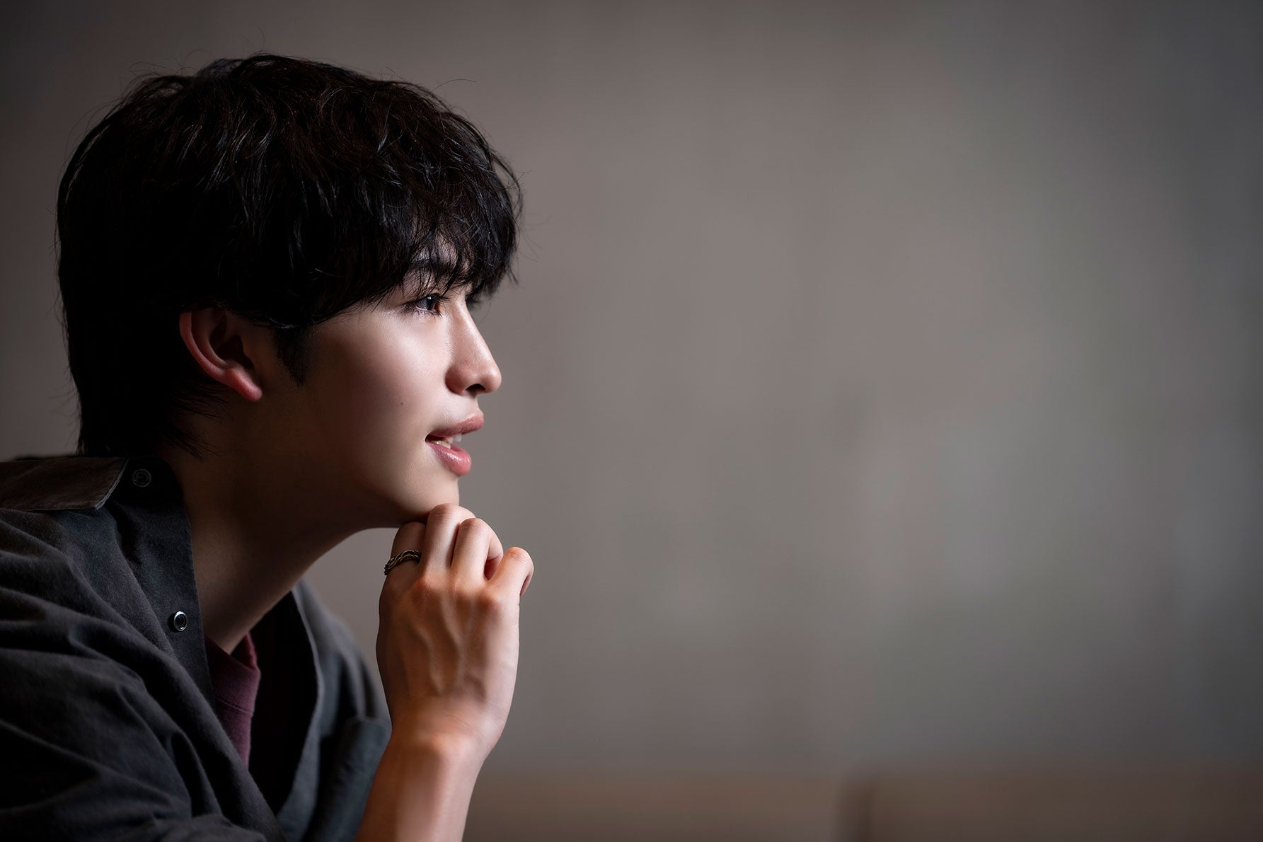 増子敦貴が「大人の一歩」と感じた免許取得後の変化を真剣に話す表情