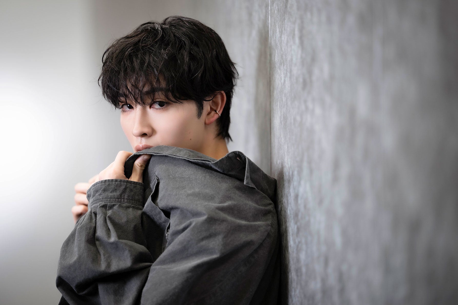 愁いを帯びた表情の増子敦貴さんの横顔