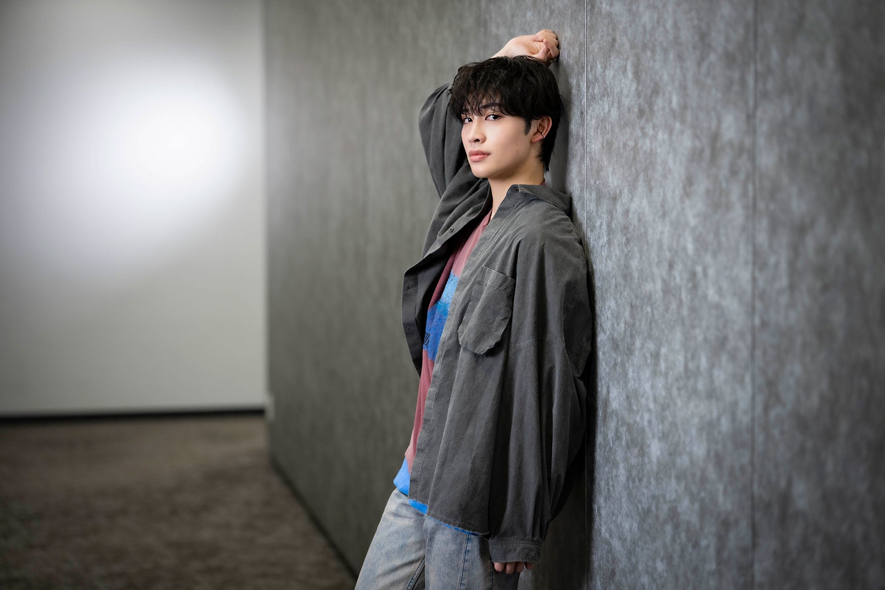  ジャケット姿の増子敦貴さんの横顔