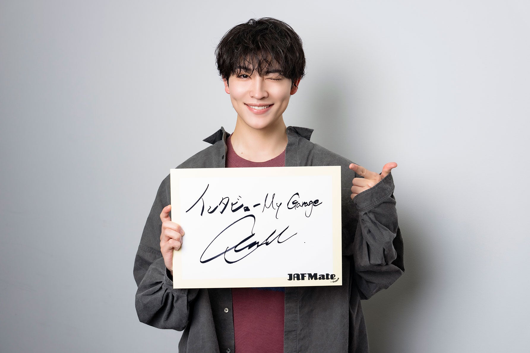 サインを持つ増子敦貴さん