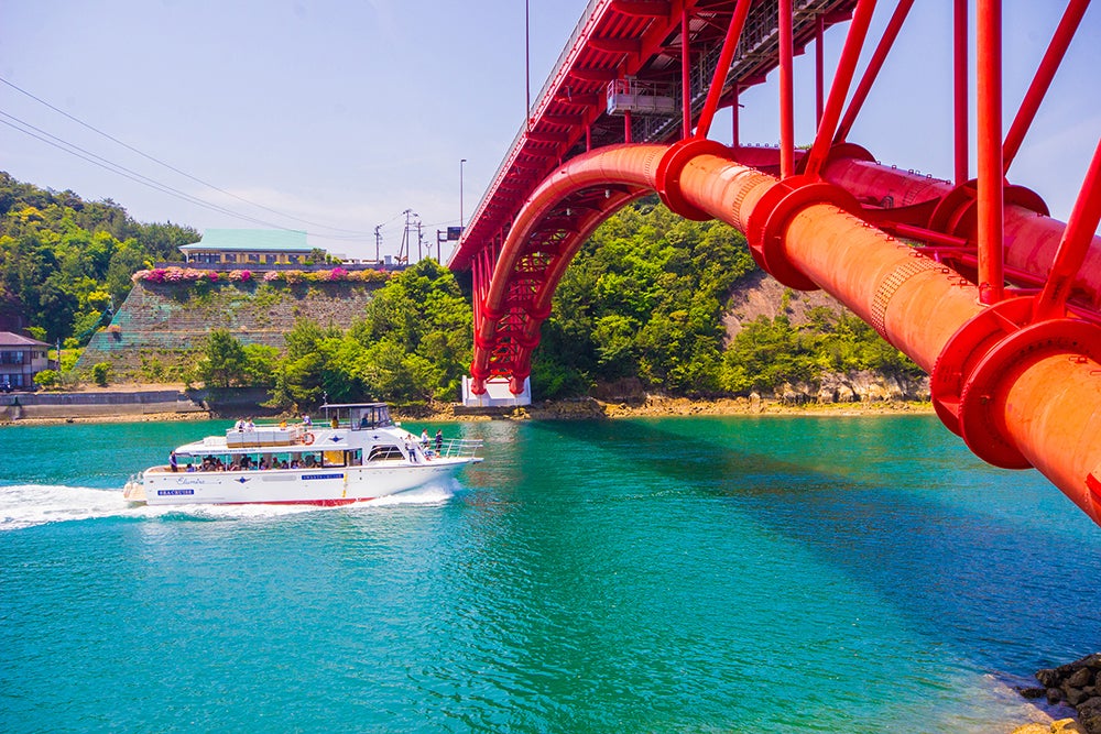 橋の下を通過する遊覧船