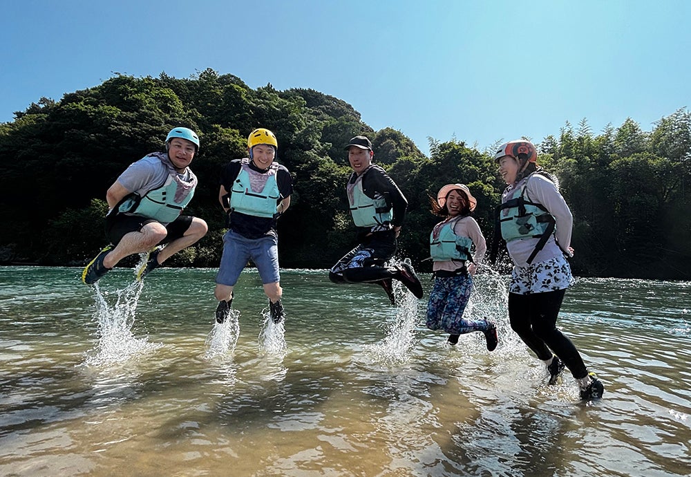 仁淀川でジャンプする人々