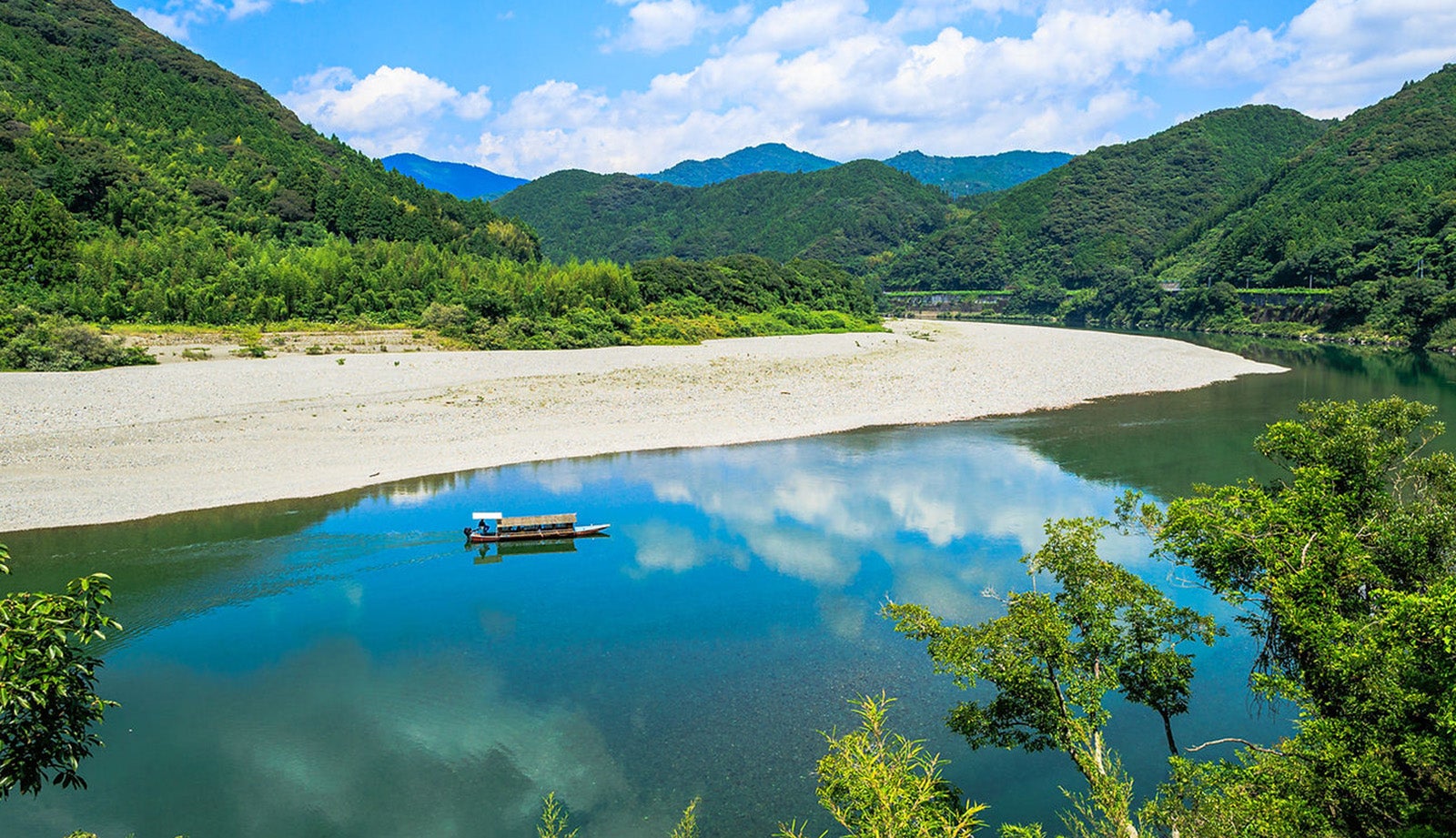 仁淀川を進む屋形船