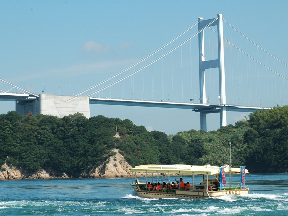 来栖海峡大橋と遊覧船