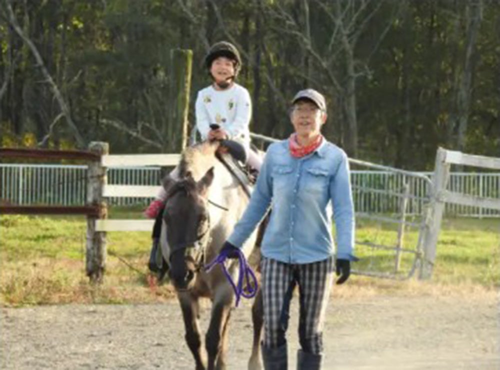 子どもが馬に乗っている様子