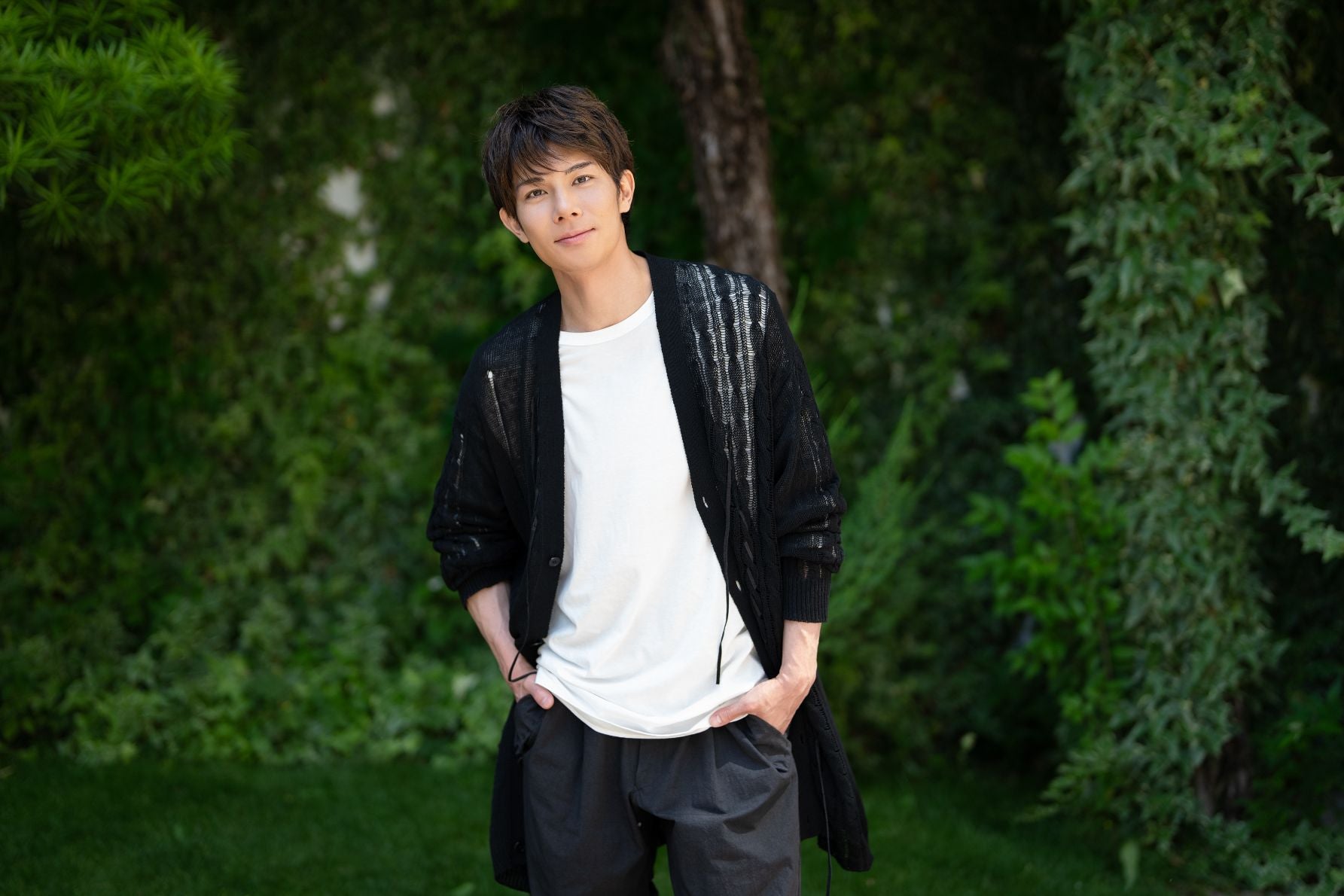 柿澤勇人さん リラックスした様子のインタビュー写真