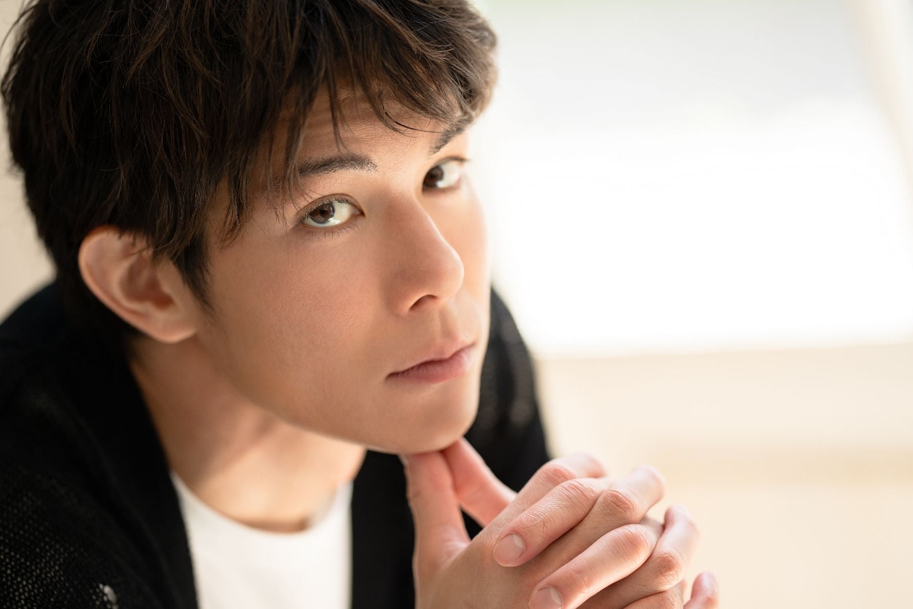 まっすぐな眼差しを向ける柿澤勇人さん
