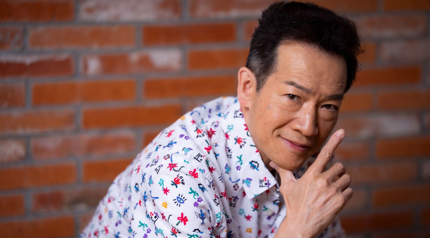 凛々しくポーズを決める田原俊彦さんのインタビューカット
