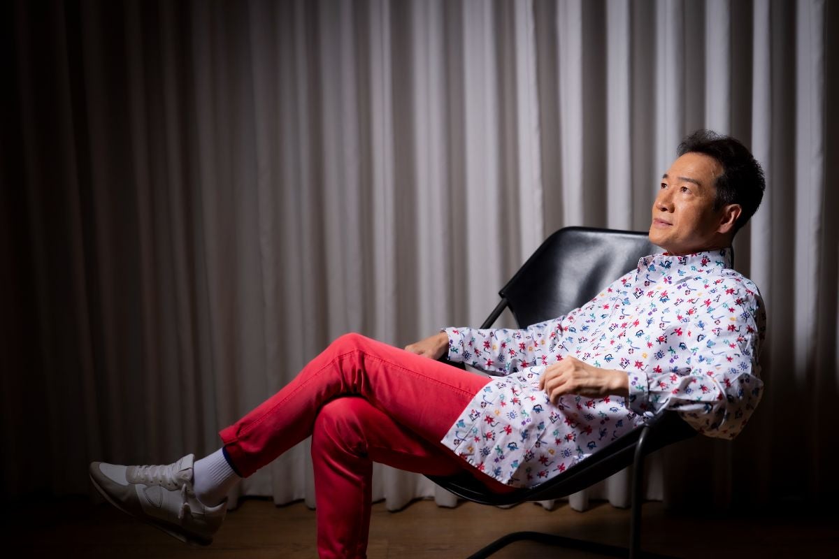 椅子に腰かける田原俊彦さん