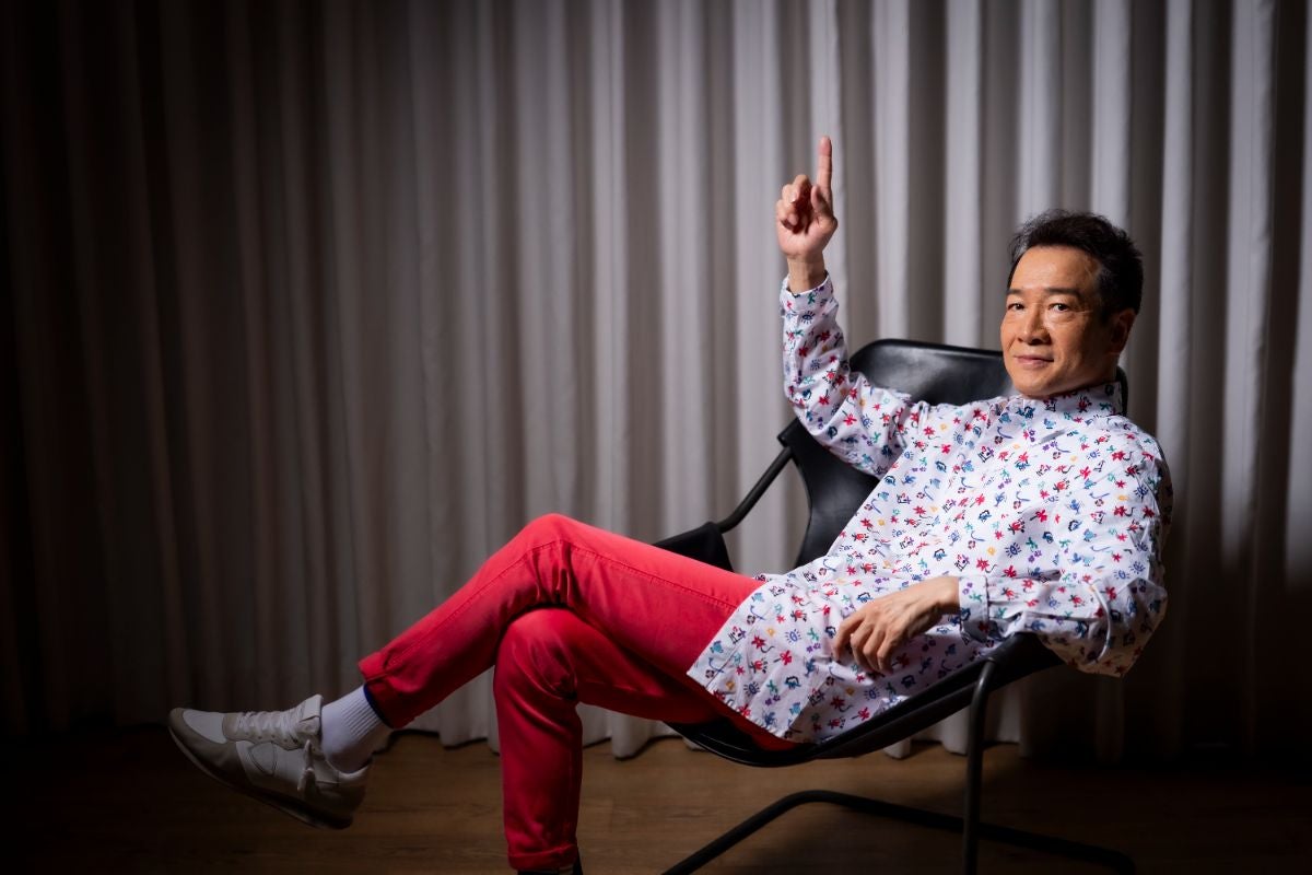 天井を指さす田原俊彦さん