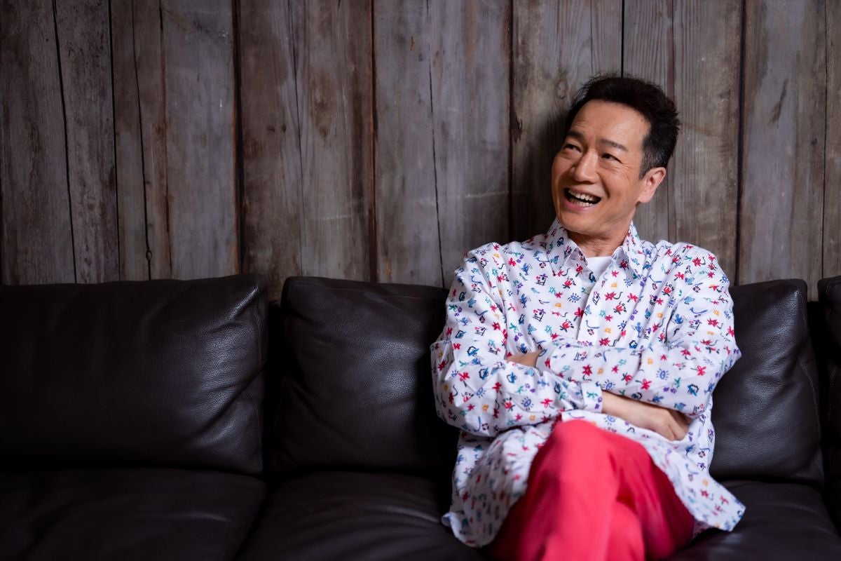 インタビューに応じる田原俊彦さん