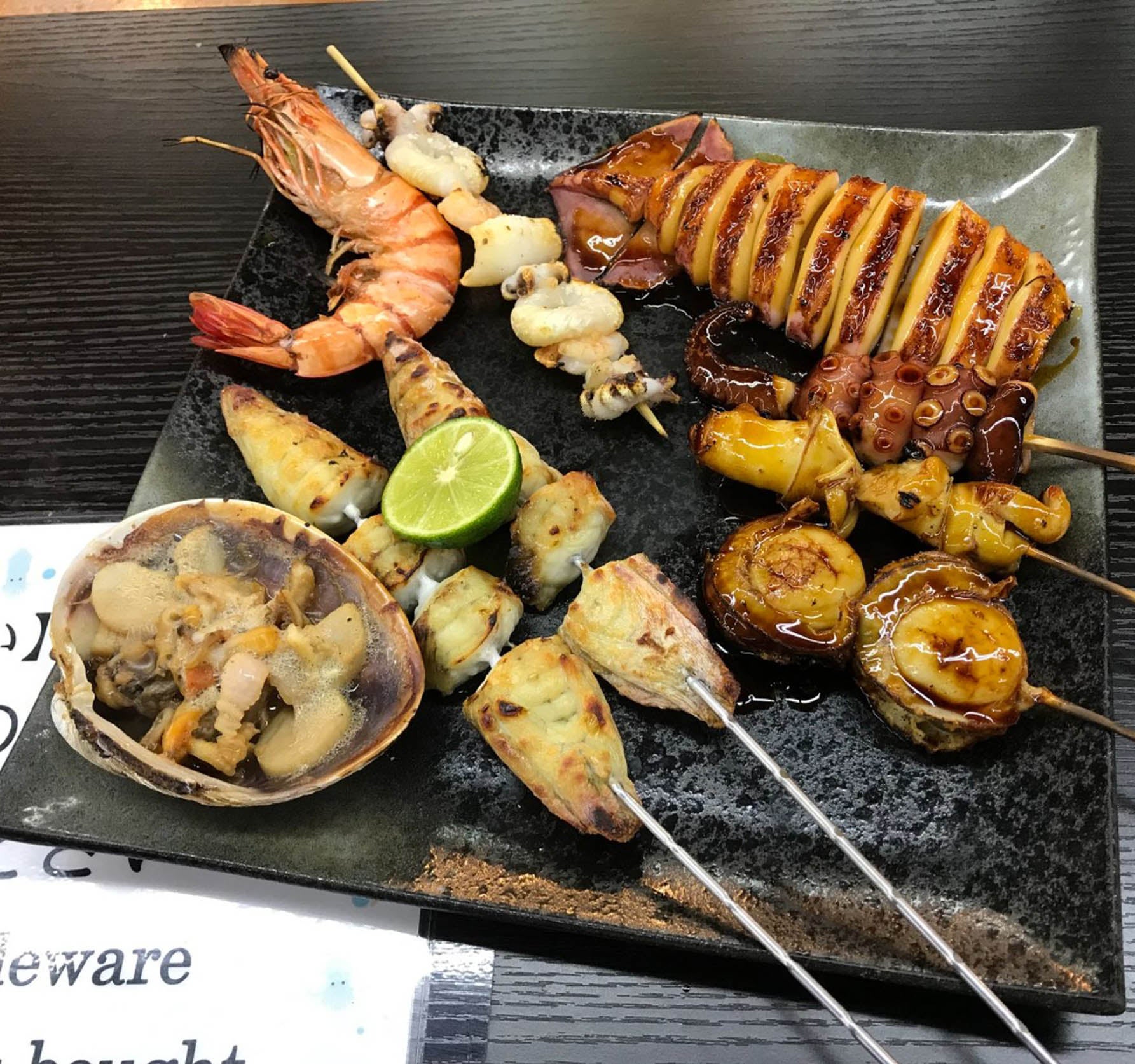 イカ、エビ、ホタテなどの海鮮焼き