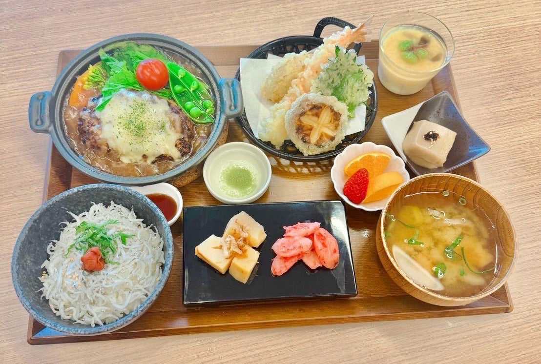 多彩なおかずとごはん、味噌汁の豪華な定食