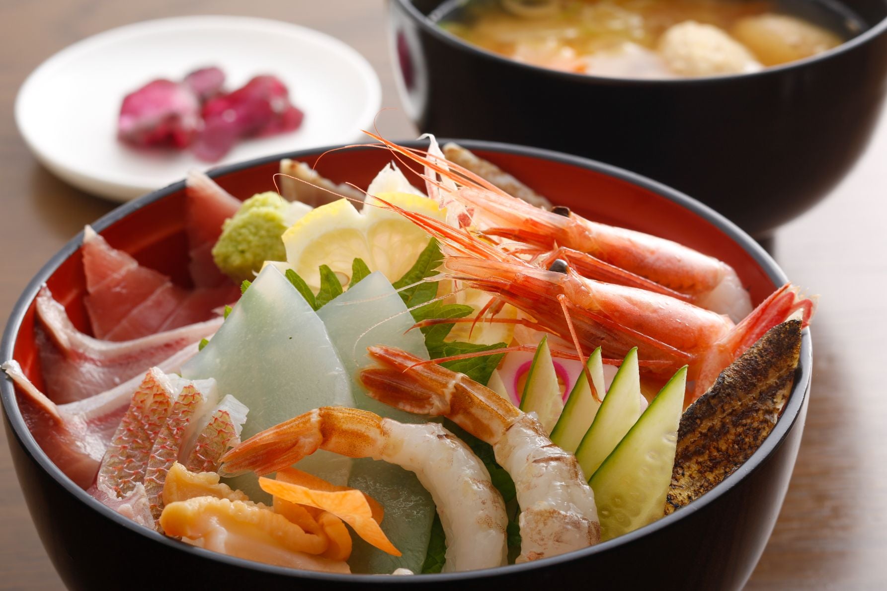 2種類のえびと5種類の海鮮が乗った丼メニュー