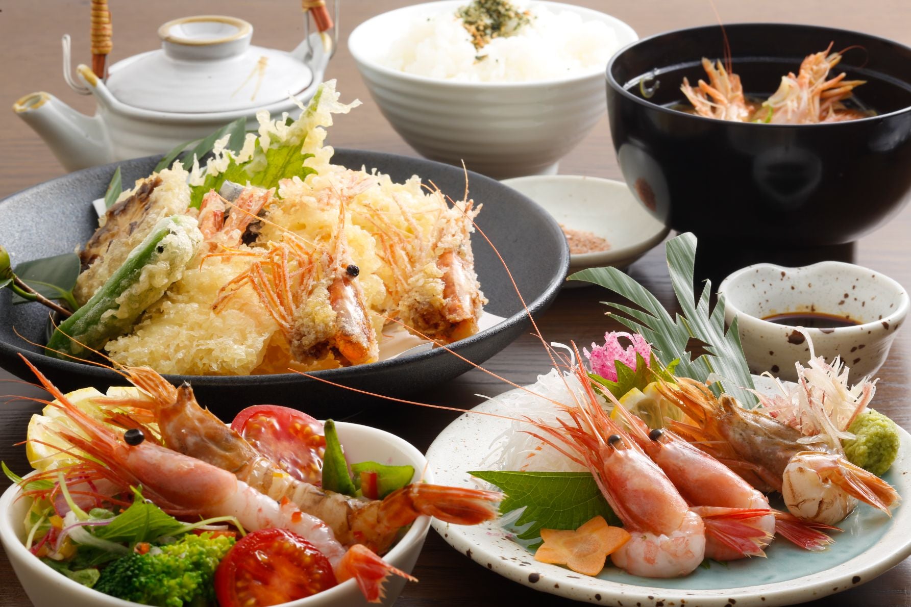 えびの刺身、カルパッチョ風、天ぷらの盛り合わせランチ