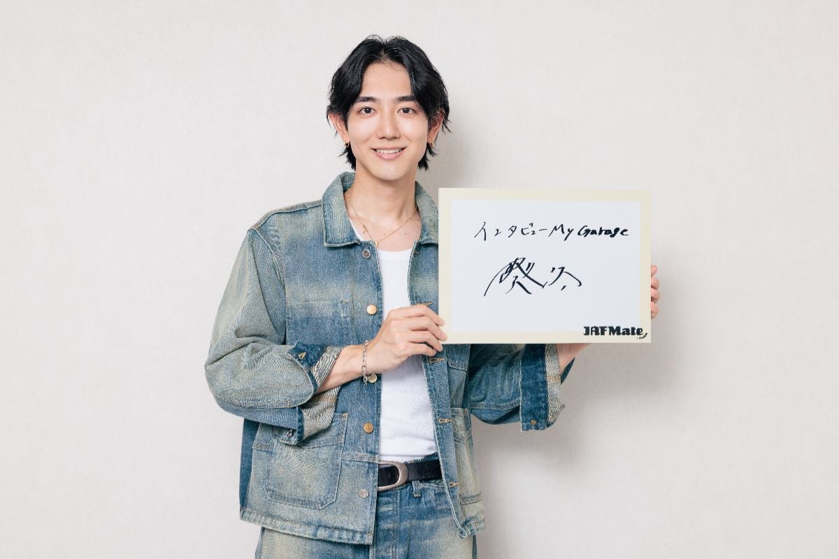 サインを持つ駒木根葵汰さん