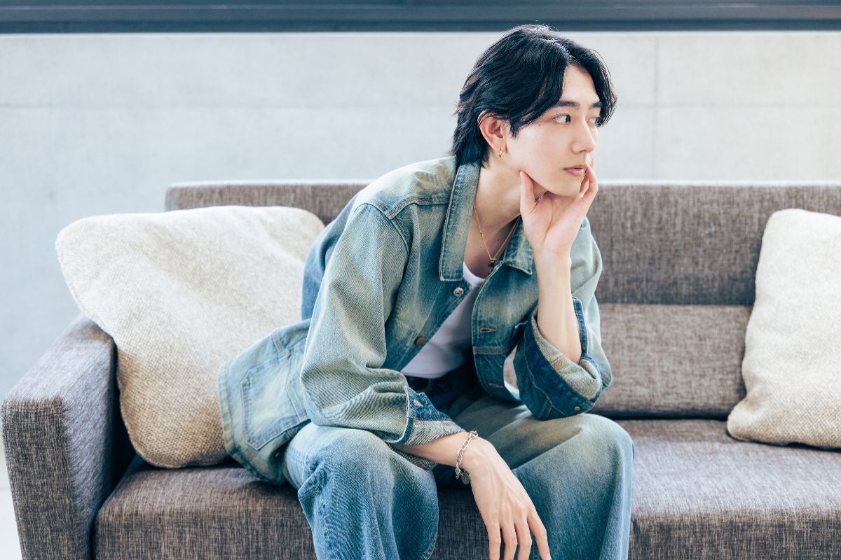 ソファに腰かける駒木根葵汰さん