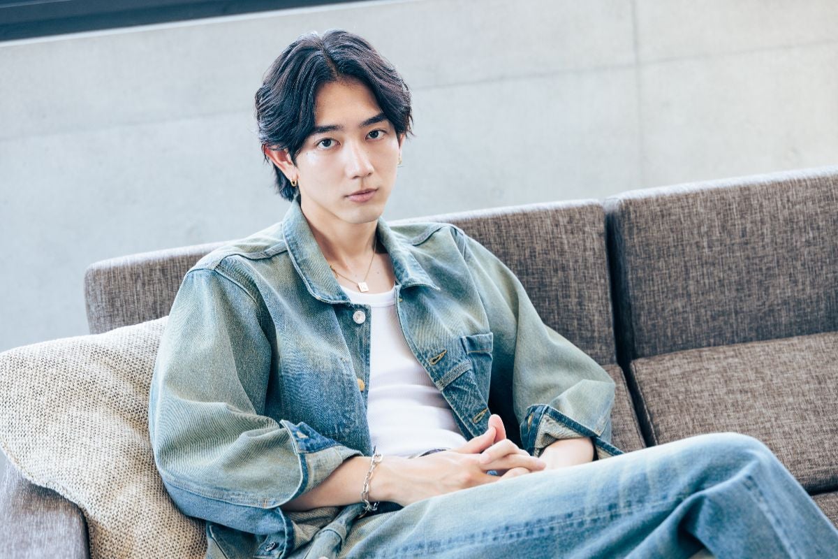 ソファに腰かける駒木根葵汰さん