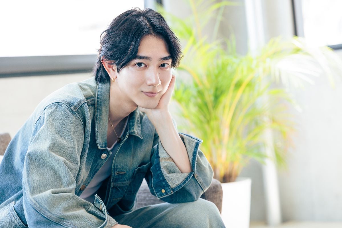 微笑む駒木根葵汰さんのインタビューカット