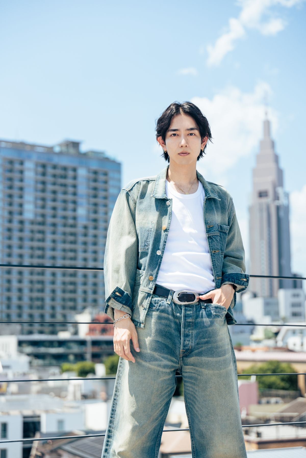 ビルをバックに毅然とした駒木根葵汰さんのカット