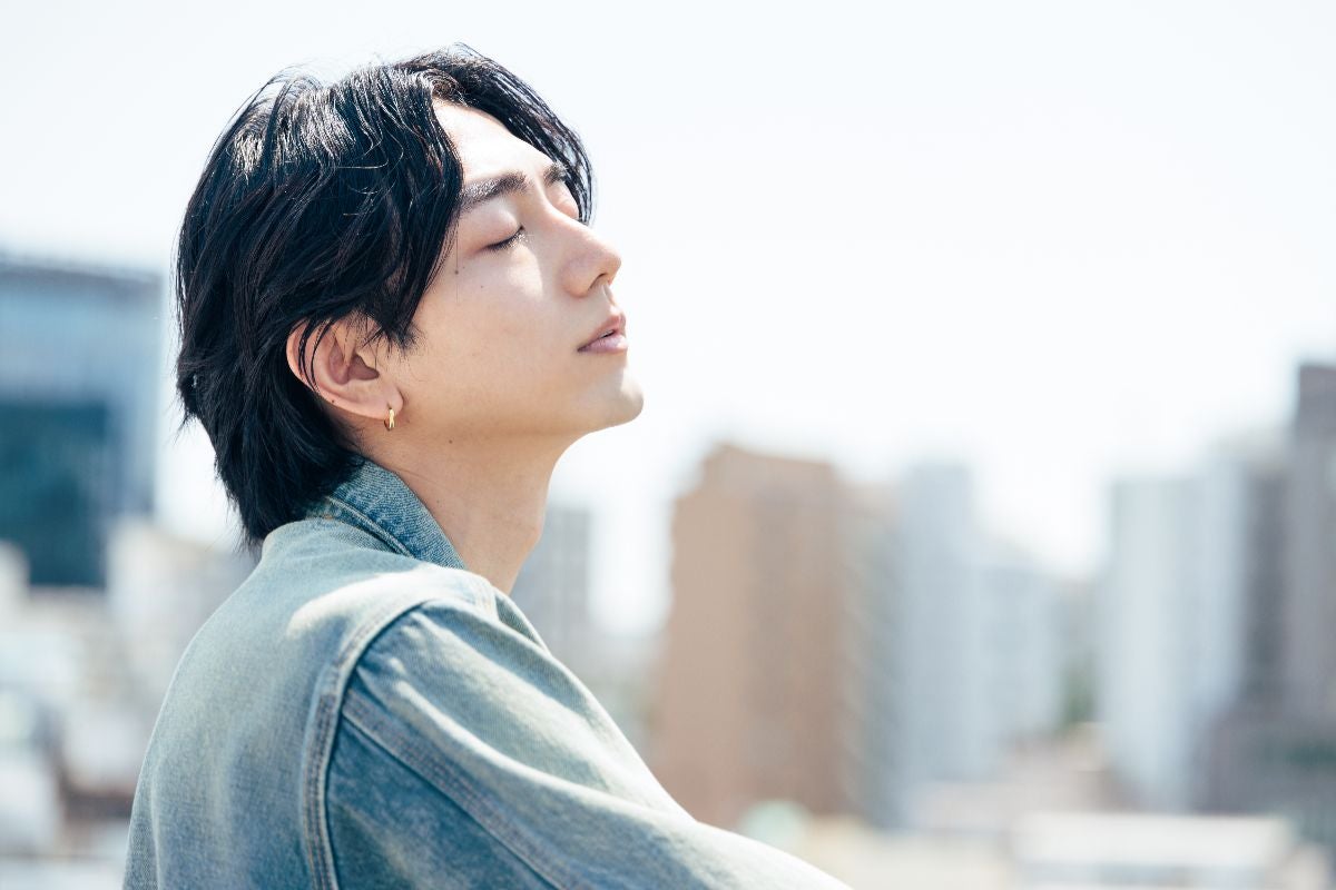 涼やかな表情の駒木根葵汰さん