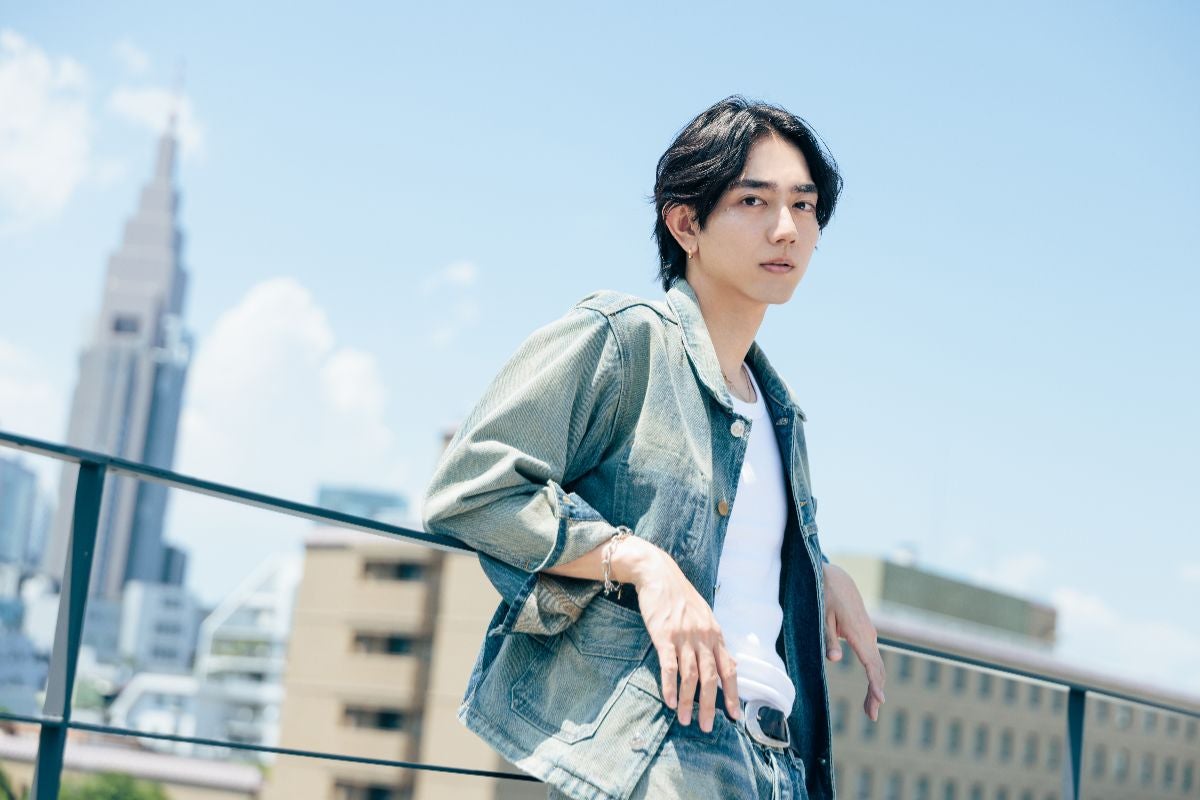 フェンスに肘をかける駒木根葵汰さん