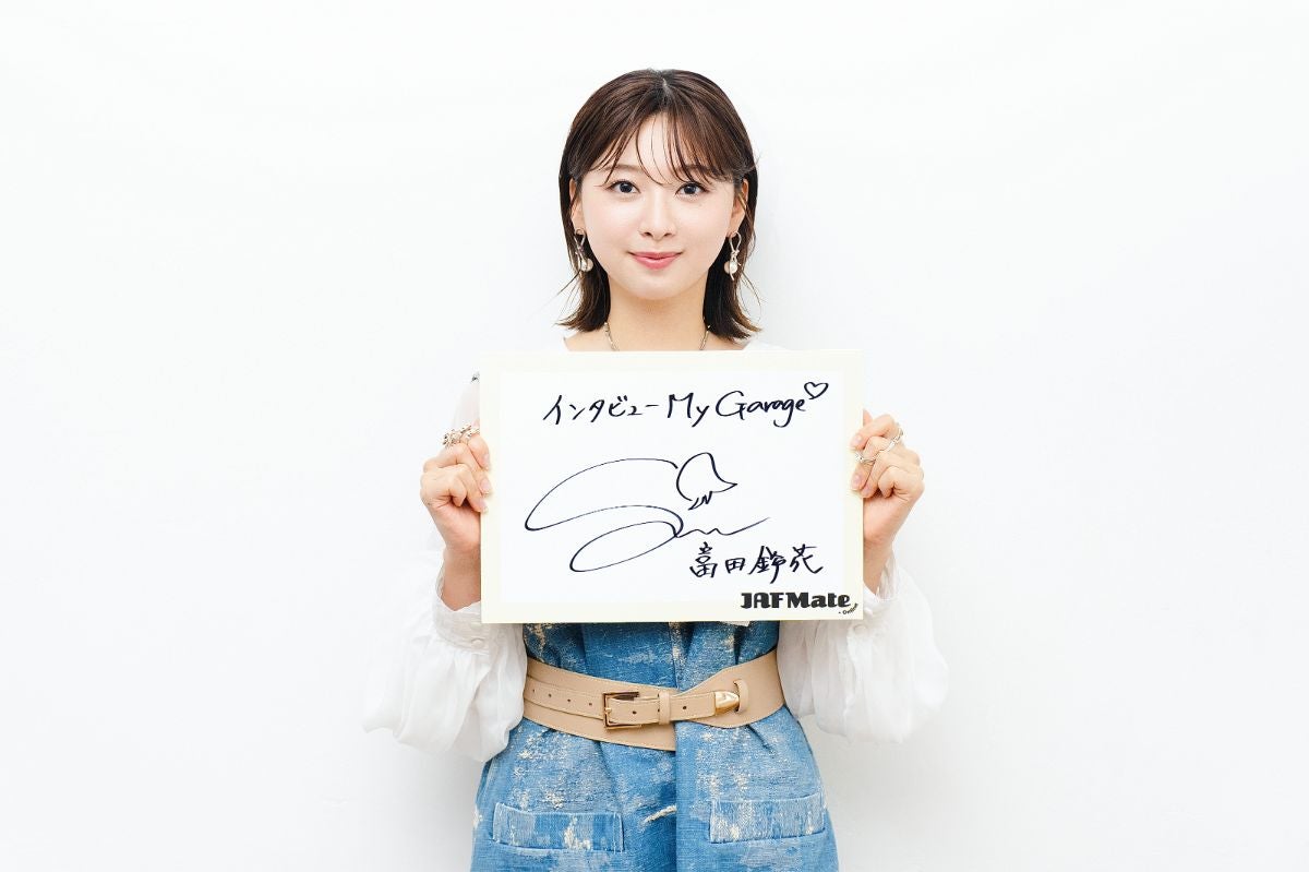 サインを持つ富田鈴花さん
