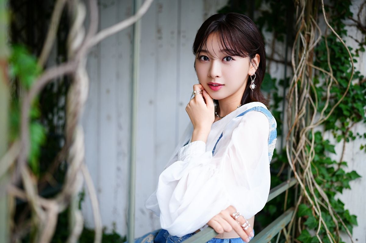 ベンチに座る富田鈴花さん