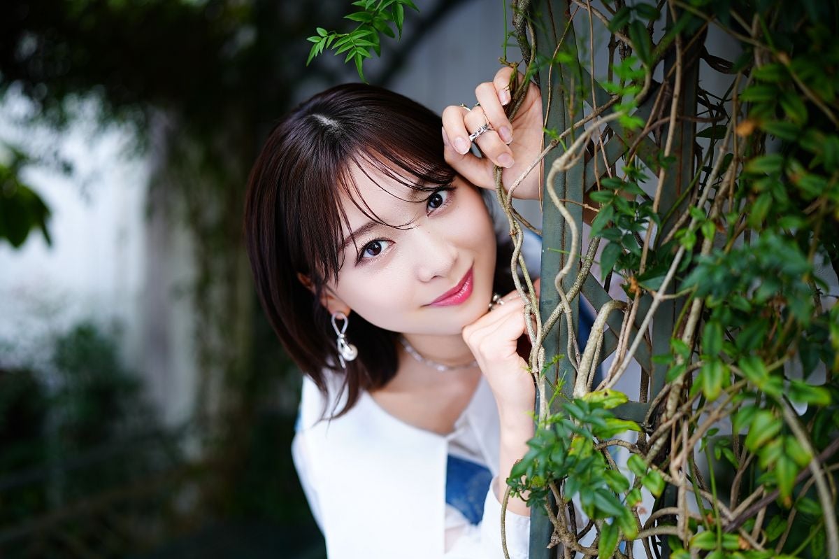 オブジェクトの陰から可愛らしく顔を出す富田鈴花さん