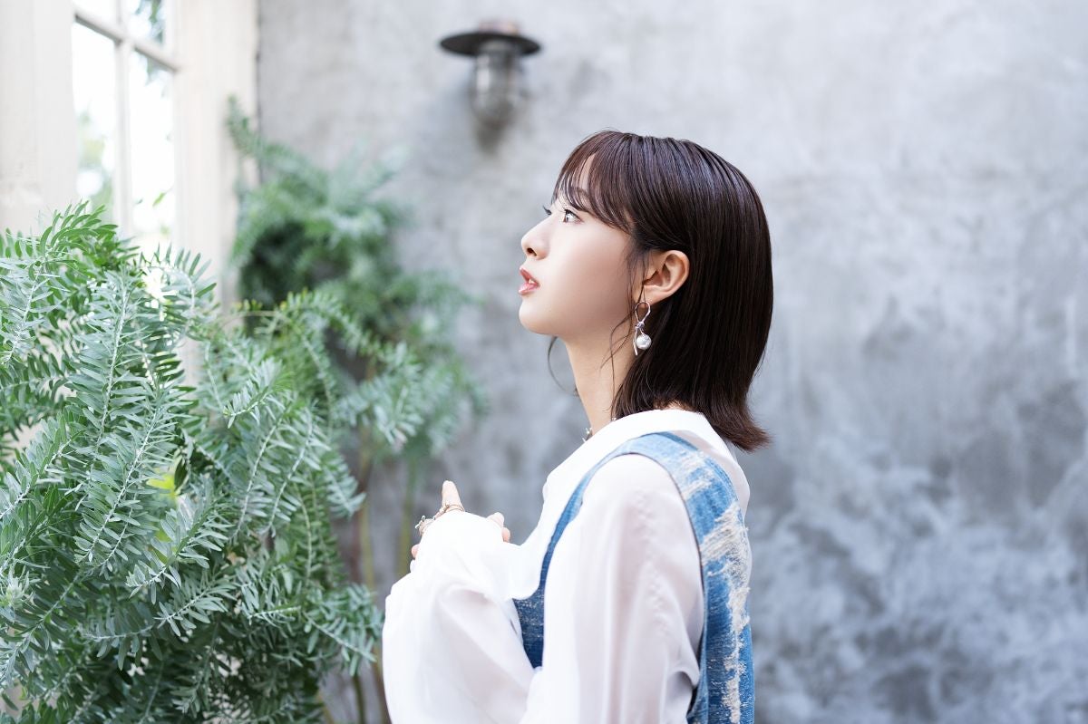 窓を眺める富田鈴花さん