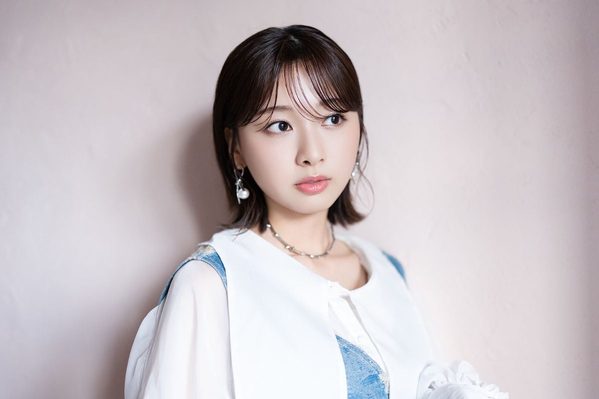 視線を外す富田鈴花さんのアップ