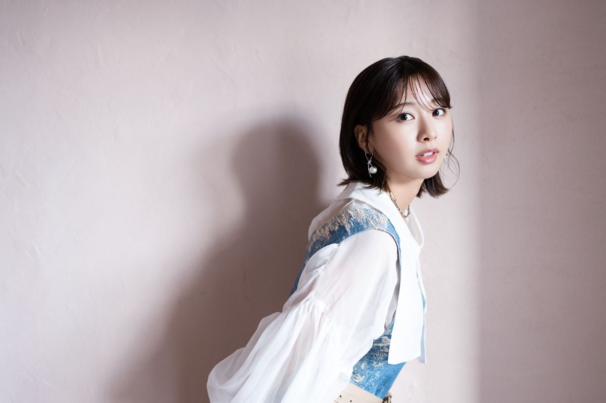 こちらを振り向く富田鈴花さん
