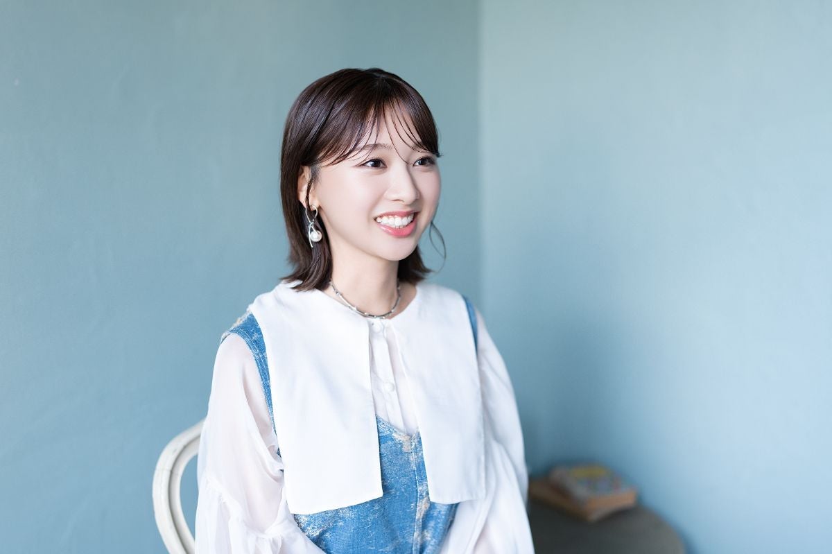 自身のカーライフについて笑顔で語る富田鈴花さん