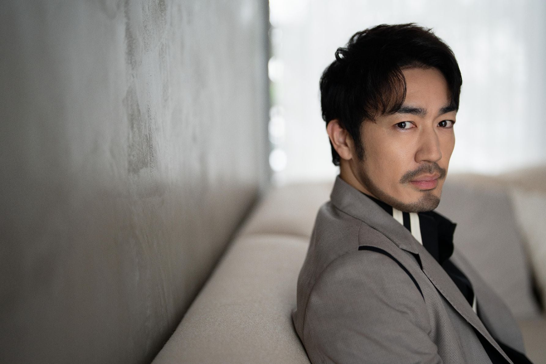 凛々しい眼差しをカメラに向ける大谷亮平さん