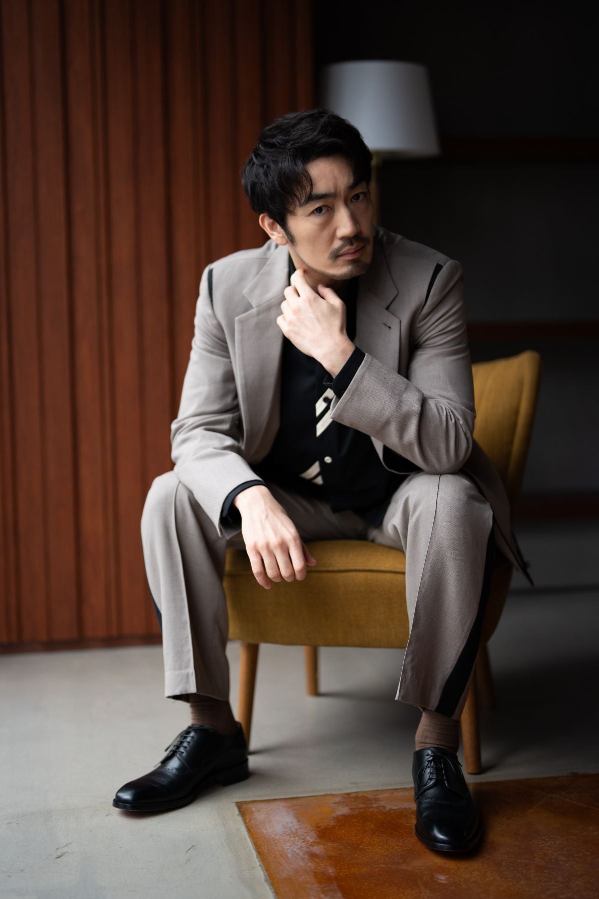 椅子に腰かける大谷亮平さん