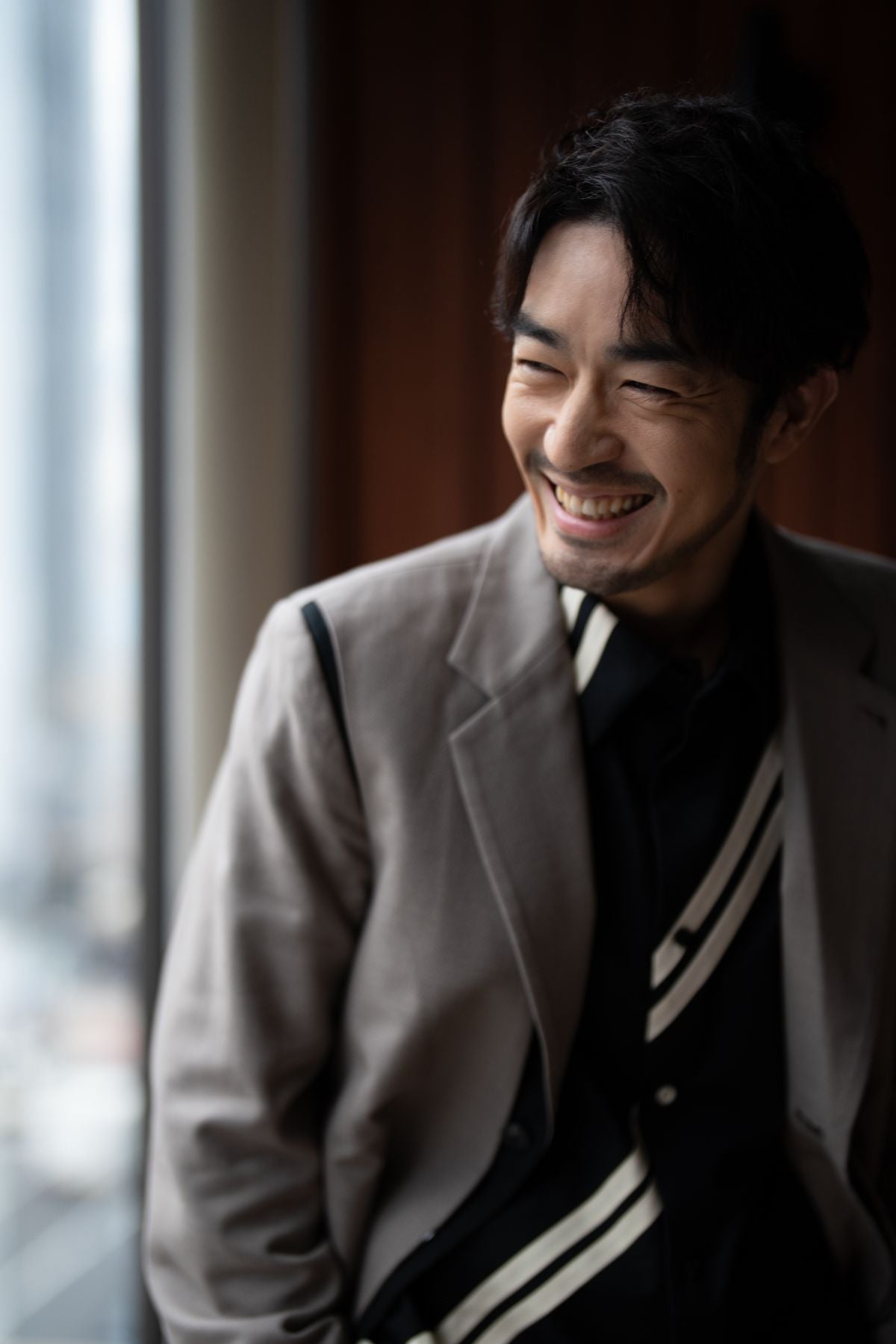 リラックスした表情の大谷亮平さん