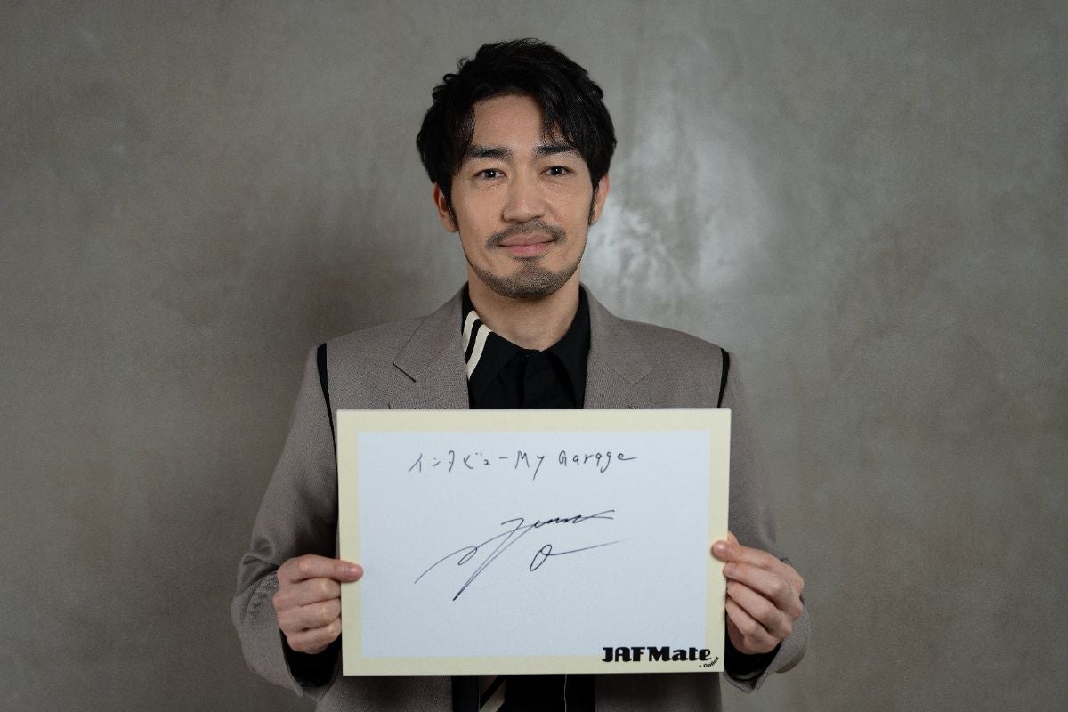 サインを持つ大谷亮平さん