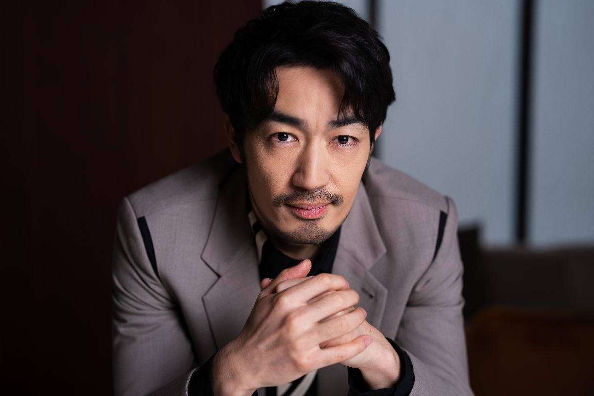 微笑みを見せる大谷亮平さん