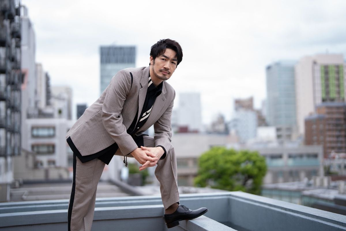 スーツ姿の毅然とした様子の大谷亮平さん
