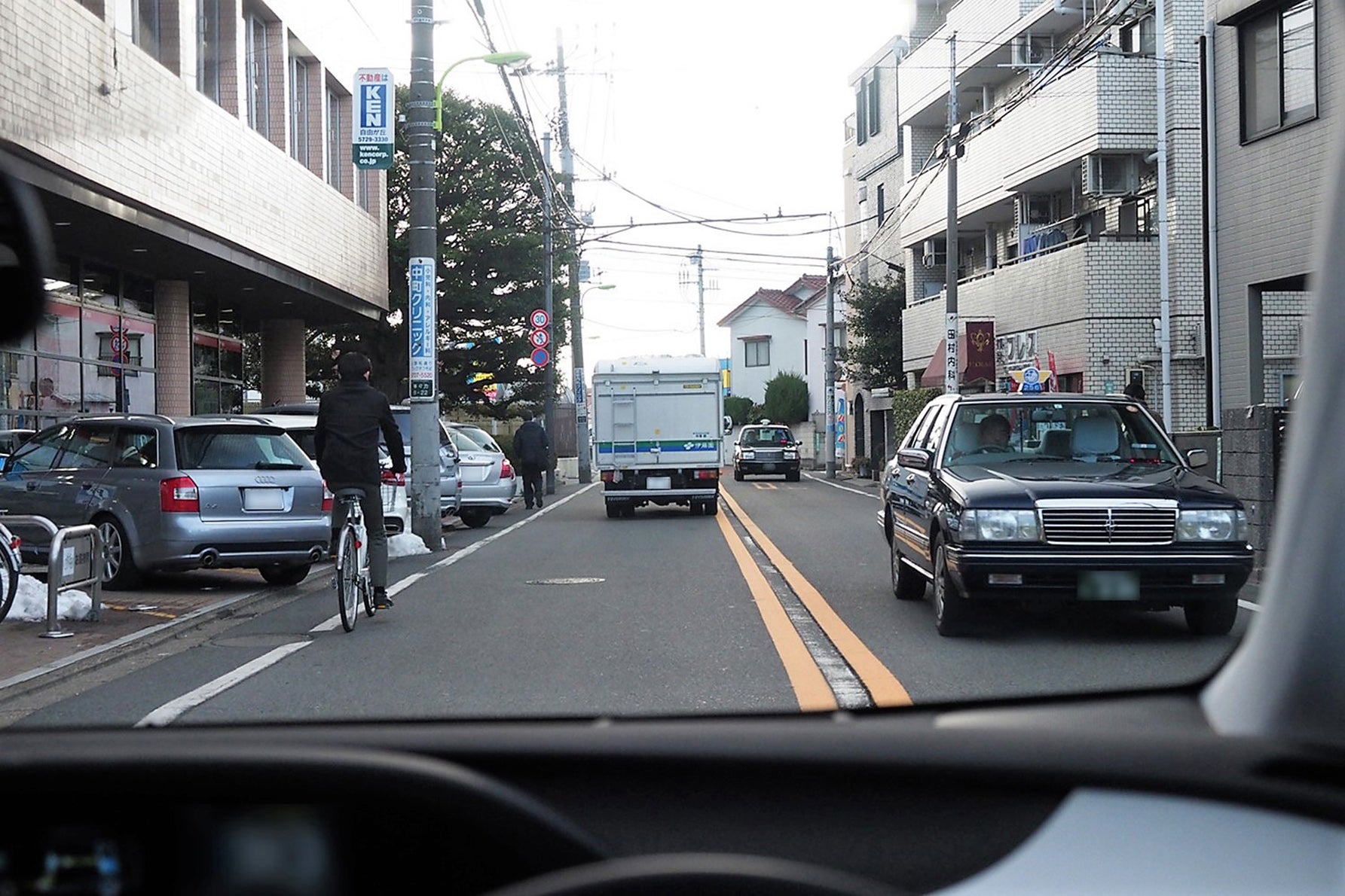  道幅の狭い道路で起きる、危険の連鎖｜危険予知｜JAF Mate Online 