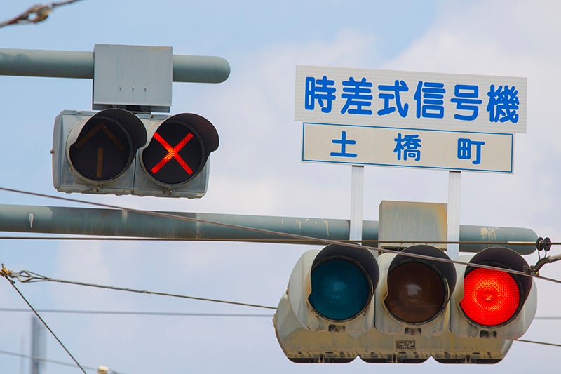 赤の×印の信号は、路面電車のみ進行を禁止するもの。他の車両等は、右の信号が青であれば交差点に進入できる。