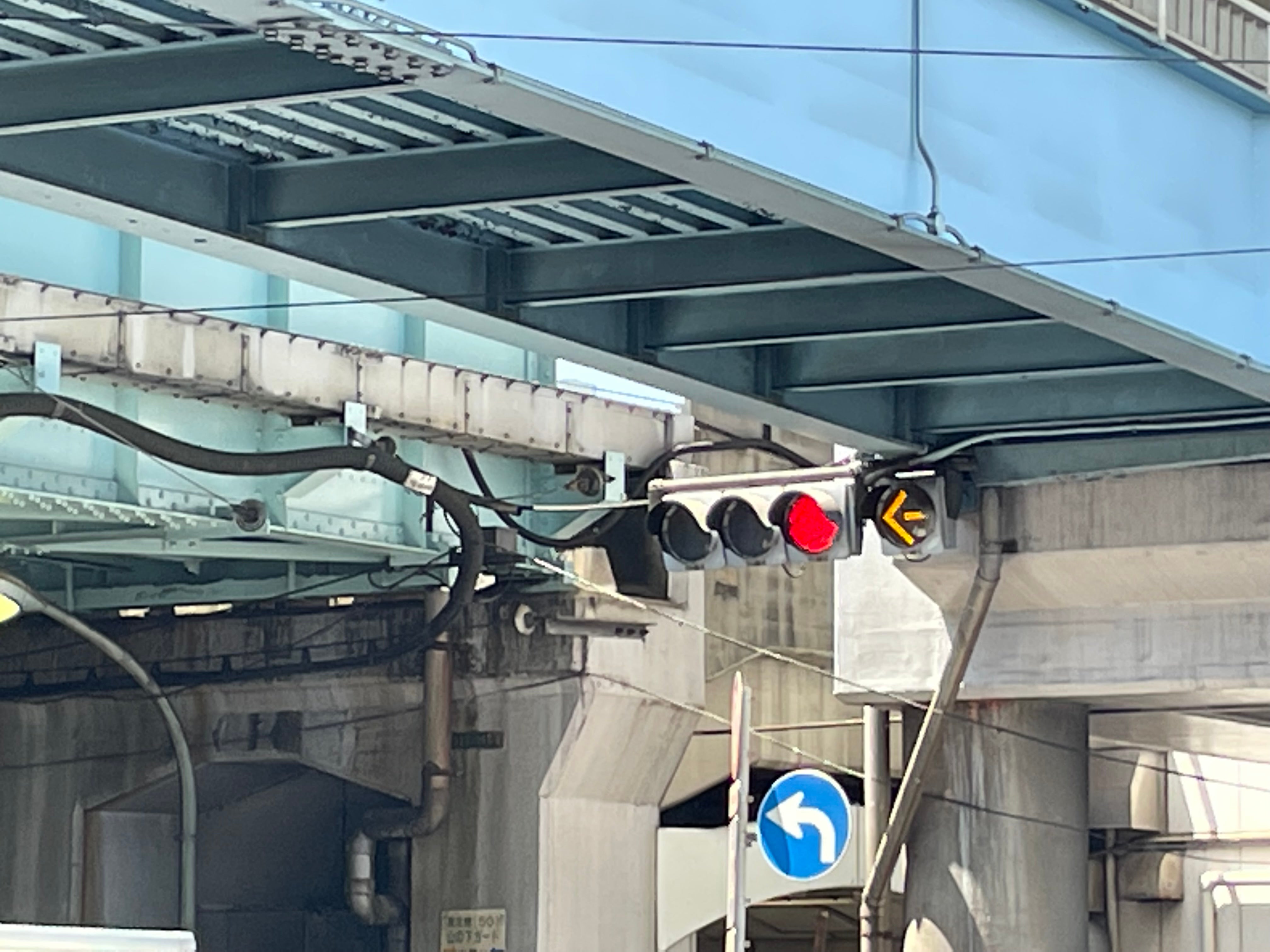 東京都内にある黄色の矢印信号。軌道上だけにある信号のため、数は少ない。