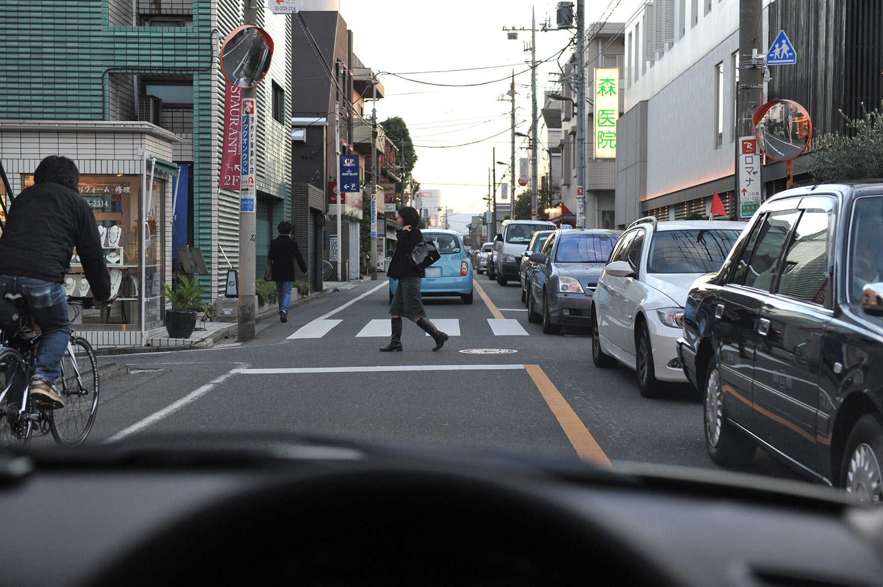 ヒント｜横断歩道を車で通過するとき、どこに注意する？【交通安全クイズ】｜危険予知｜jaf Mate Online