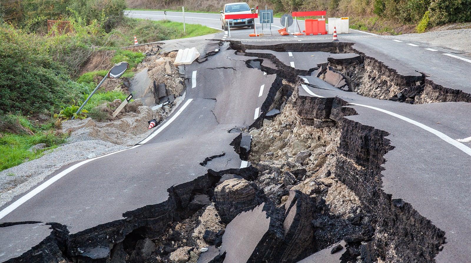地震による道路損壊のイメージ画像