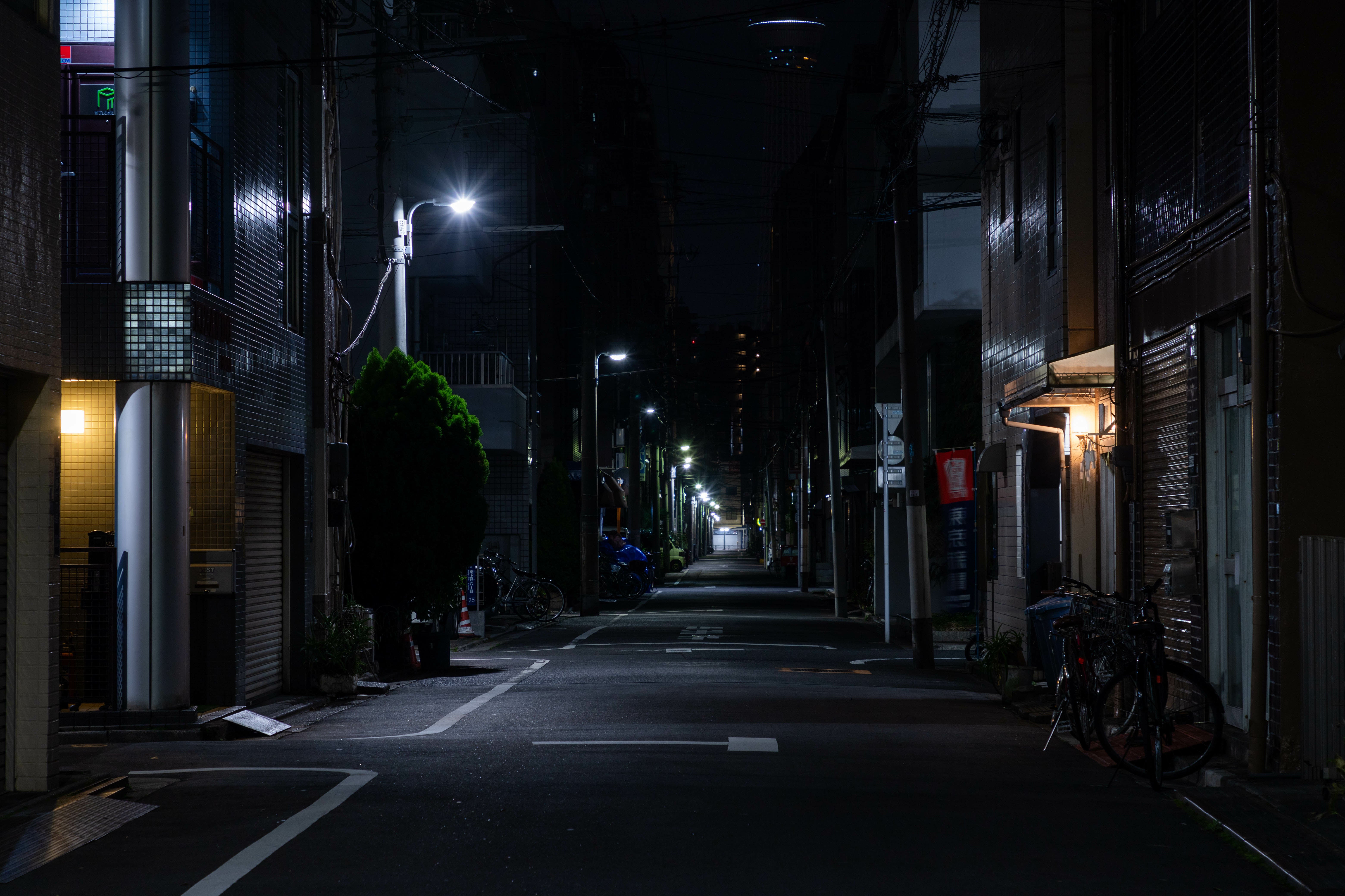 暗い夜道のイメージ