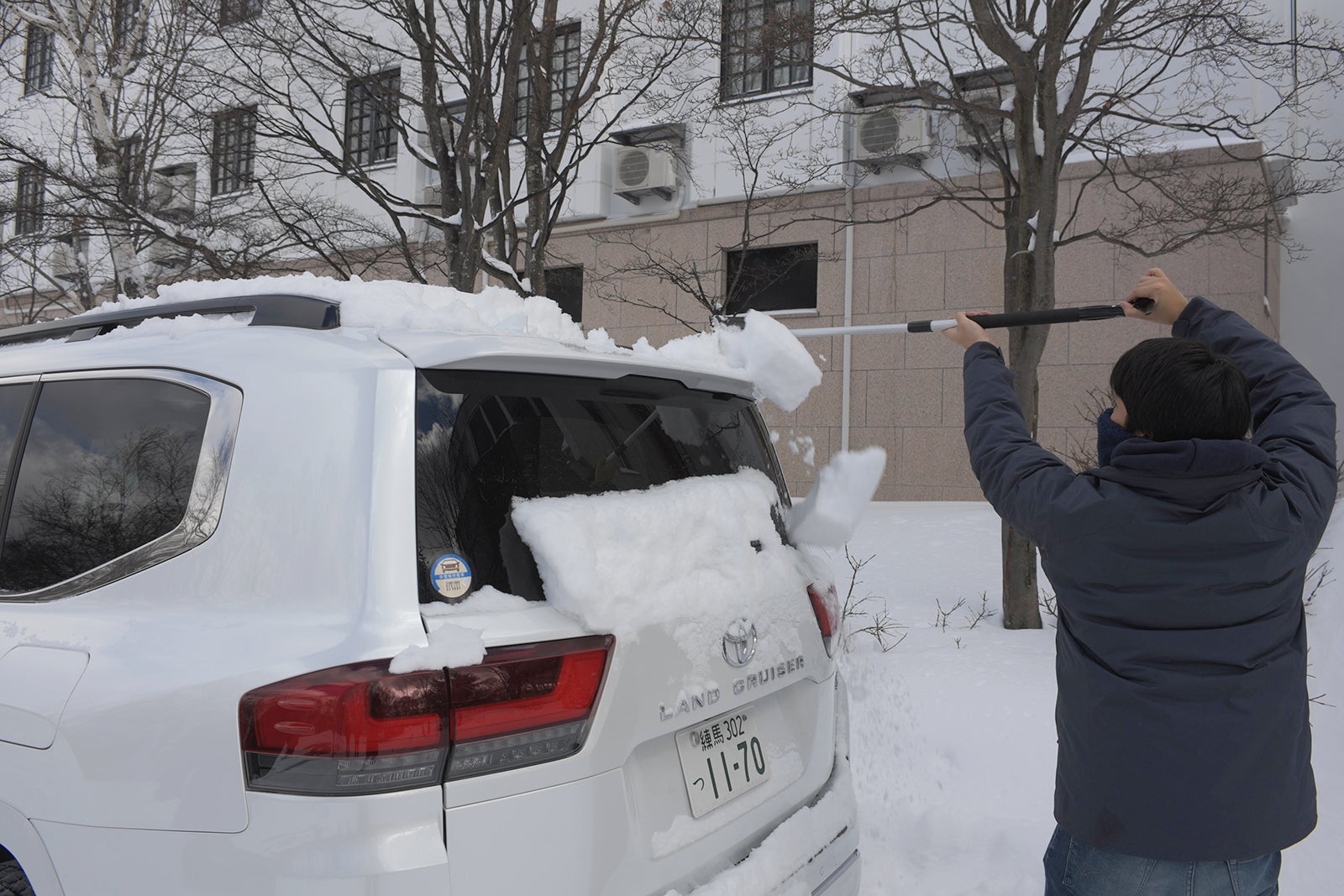 車の除雪作業